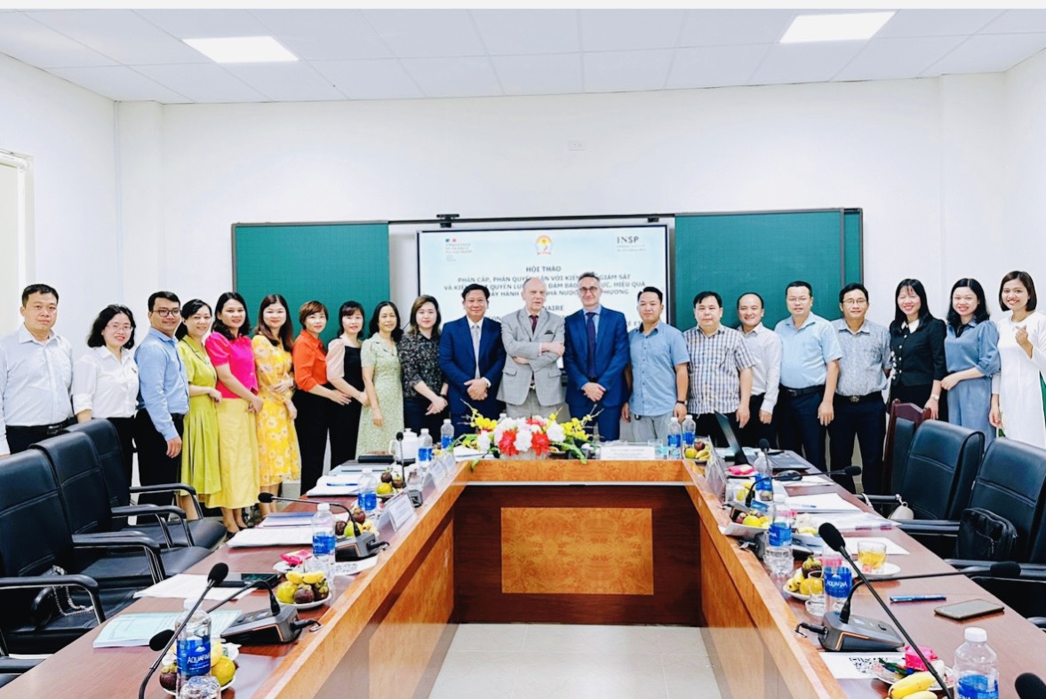 Các đại biểu chụp ảnh lưu niệm..jpg
